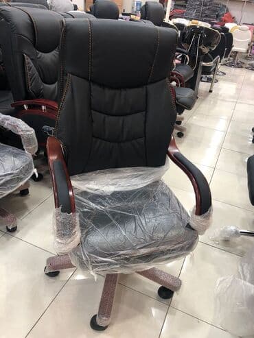 офисные кресла: Новый, С колесиками, Рукояти не регулируются, Кожа — 1