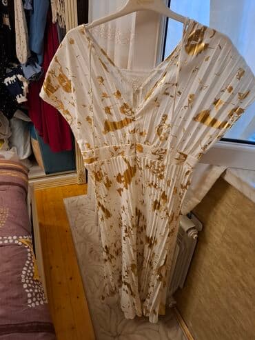 cicekli don: Ağ rəngdə, qara çiçək naxışlı, uzunqol qadın midi donu. Donun V — 8