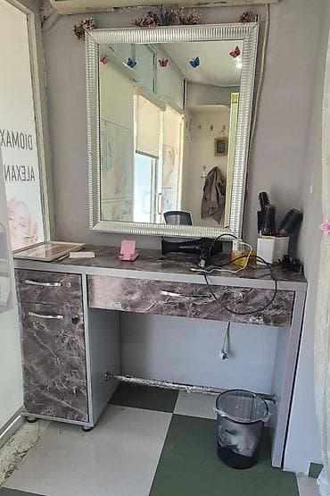 salon dolab: İşlənmiş, Makiyaj üçün masa — 1