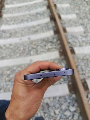 optimal telefon: Smartfon – tam ekranlı, ön kameraya görə mərkəzdə deşikli displey - — 2
