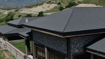 demir dam: Metal kirəmitlə örtülmüş bu dam damçılıq üçün möhkəm və davamlı bir — 1