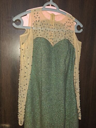 Zərif ziyafət/libas - Rəng: yaşıl parıltılı əsas, bədən rəngli tüllə