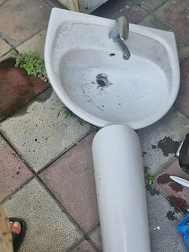 - Material: ağ keramika/porcelan - Dəst: üst qab (kran və daşma dəliyi — 1