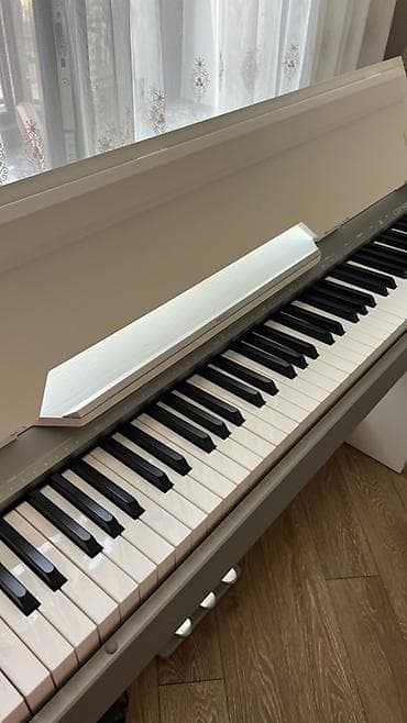 adapt: Medeli rəqəmsal piano – elegant ağ/gümüş korpus və qapaqlı konsol — 7