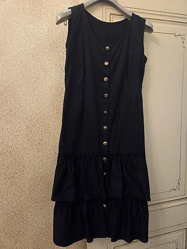 Qadın paltarı – qolsuz, tünd göy/qara rəngdə, ön hissəsi tam boyu