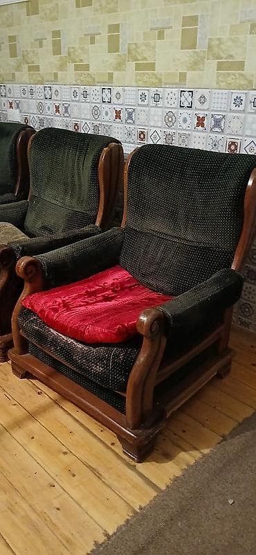 divan divan: Klassik üslubda mebel dəsti: - 1 ədəd 3 nəfərlik divan - 2 ədəd iri — 4