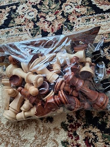 Bentley: Şahmat fiqur dəsti. butun fiqurlar yerindedir ve bir de balaca olcude — 1