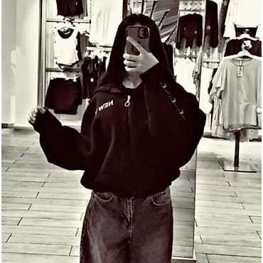 Qadın geyimləri: Qadınlar üçün qara rəngli kapüşonlu svitşot - Model: yarımfermuarlı — 1