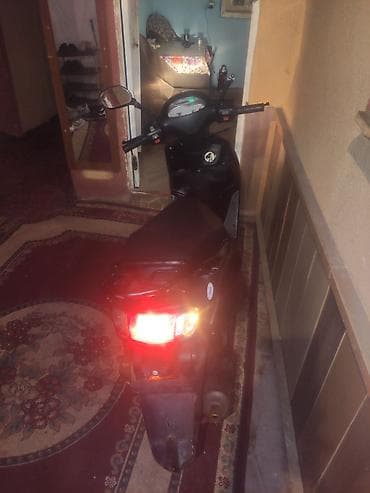statır: Qara rəngli şəhər skuter/moped bir balaca xerci var 1 gundur surulmur — 2