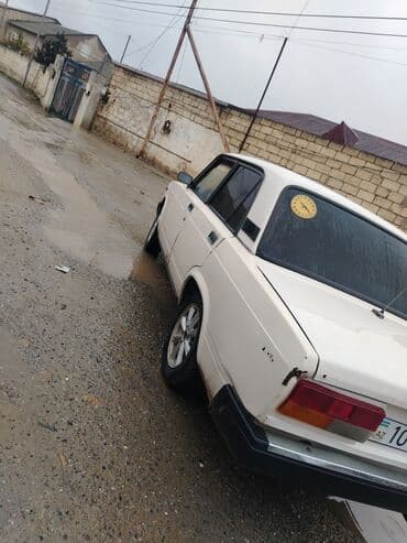 niva 4 qapili: VAZ 2107, ağ rəng, sedan gövdə. Texniki xüsusiyyətlər və təchizat: - — 4