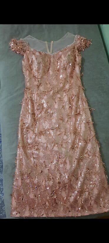 Zərif gecə/libas – şampan/ pudra tonlarında, bədənə oturan siluet. -