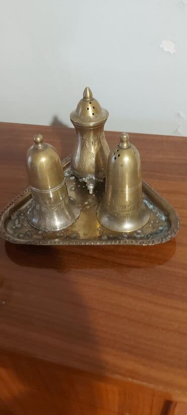 qədmi qablar: Üç ədəd qədimi üslubda hazırlanmış ədviyyat qabı dəsti. Dəstə duz və — 3