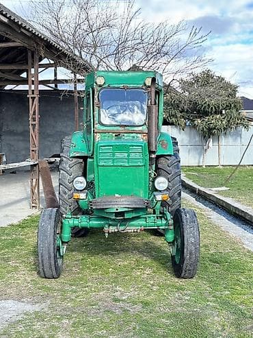 Yaşıl rəngli təkərli kənd təsərrüfatı traktoru Xüsusiyyətlər və