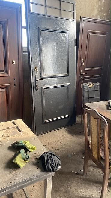 seyfi qapi: Yeni qapıdır hec bir problemi yoxdur
Eni; 1 metr 
Uzunu: 2.25 — 1