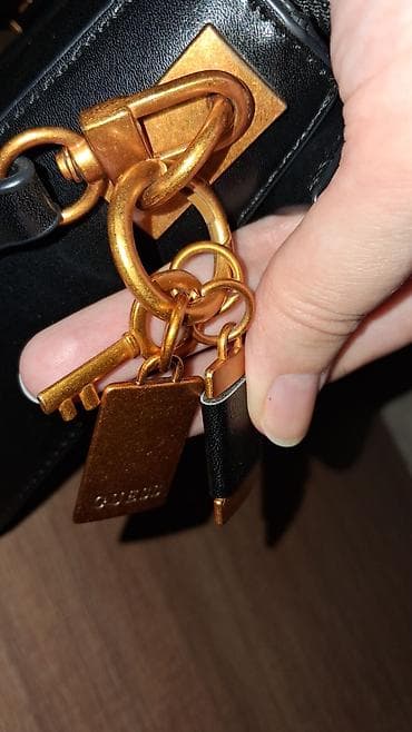 Сумки: GUESS çiyin çantası – qara rəng, qızılı detallarla - Material: hamar — 2