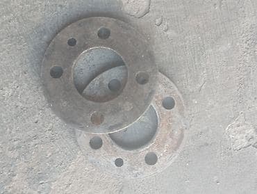 şayba: Metal flanslar / ara halqalar dəsti. Şəkillərdə 2 ədəd dairəvi metal — 2