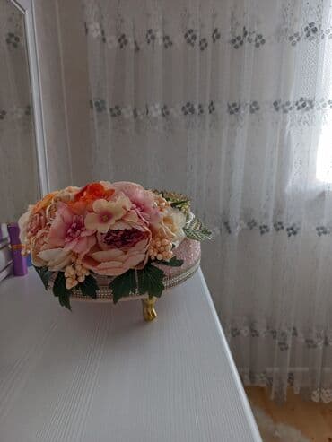 8 mart ucun hediyeler: Çəhrayı rəngdə, zərif güllərlə bəzədilmiş dekorativ səbət. Səbətin — 5