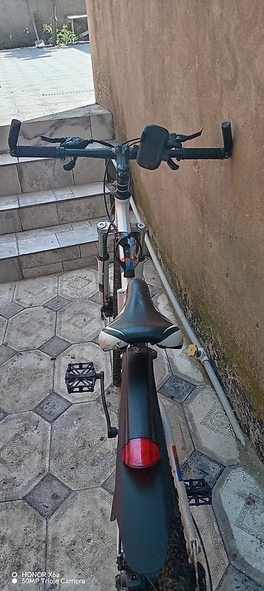 cube velo: Velosiped – dağ/şəhər tipli, ağ rəng. - Təkərlər: 28" ölçü, dişli — 7