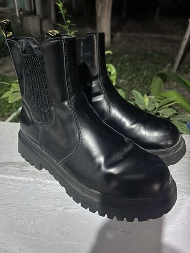 Ayaqqabılar: 39ölçü.Yeni kimidir.Heçbir əksiyi yoxdur.1sezon geyilib.Ehtiyac — 1