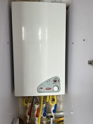 radyator kobi: Qaz kombi qazanı – divardan asılan tip • İki konturlu sistem: həm — 2