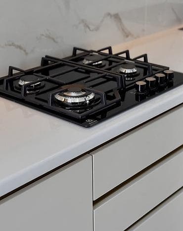 gul suyu harda satilir: Minimalist üslubda zövqlü mətbəx mebeli dəsti - Ağ-mat fasadlar — 3