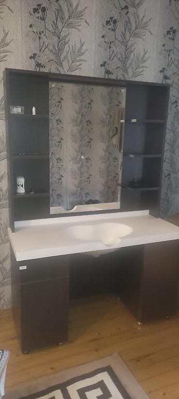 продажа мебели бу: Geniş güzgülü makiyaj/iş masası – qəhvəyi rəngdə, funksional dizayn — 1