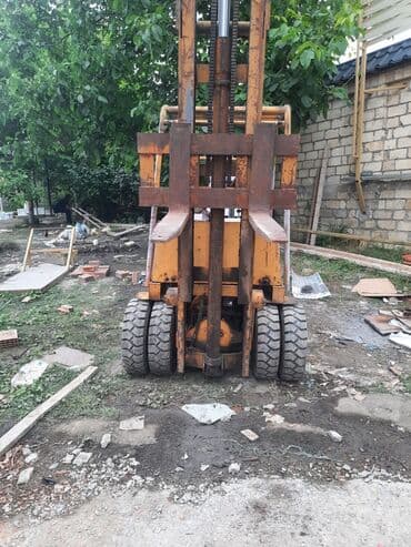 texnikalar: İşlək vəziyyətdə olan sarı rəngli forklift. Anbarlarda və tikinti — 1