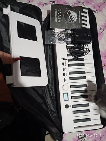 sintezator satılır: Ağ rəngli rəqəmsal piyano/klaviatura - 88 klavişli portativ model — 8