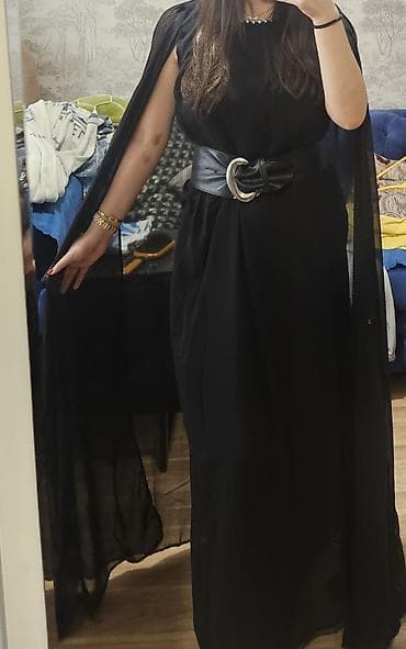 Qara gecə/libas – uzun, axıcı şifon parçadan. Qolsuz kəsim