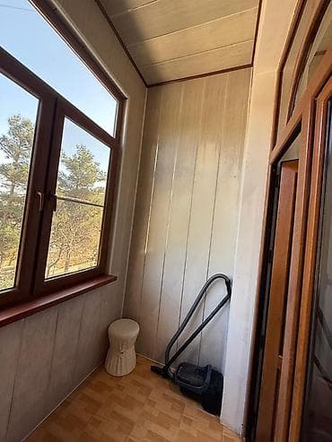 ev elani yerlesdir: 1ci kvartal 4/2 orta ev şəhərin mərkəzində Tam təmir tam əşyalı 3 — 5