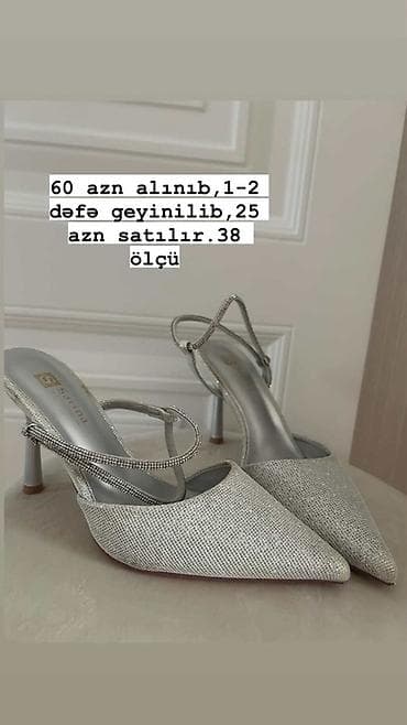 Gümüşü rəngdə, parıltılı teksturaya sahib zərif qadın tuflisi. - — 2