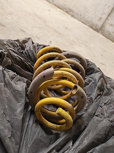 spiral yay: Məhsul: Avtomobil üçün sarı rəngli sərtləşdirilmiş asqı yayları (cüt) — 1