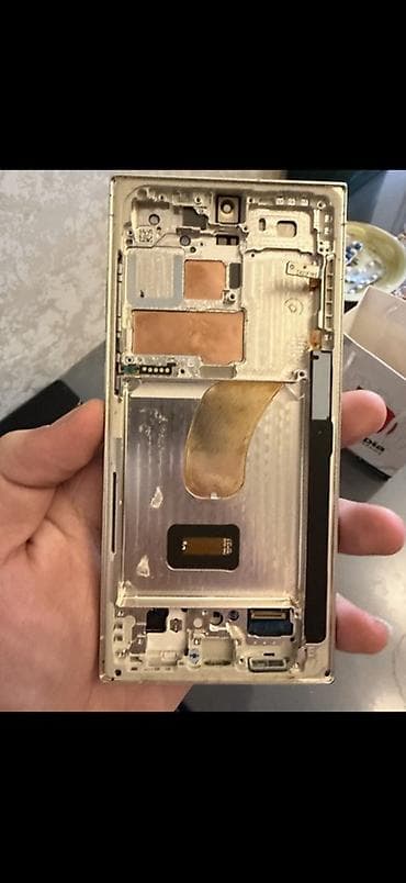 Salam s23 ultranin zbor ekranidi ekran zedelidi arada isliyir arada