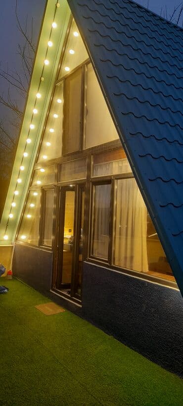 A-frame tipli müasir kottec/ev kirayə üçün. Xüsusiyyətlər: - Üçbucaq