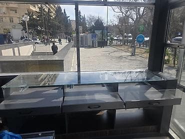 Şüşə vitrinli satış tezgahı - Üst hissə: bərk şüşədən düz vitrin