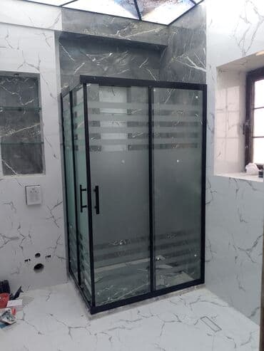 Qara çərçivəli, buzlu şüşəli duş kabinəsi. Müasir dizaynı və rahat