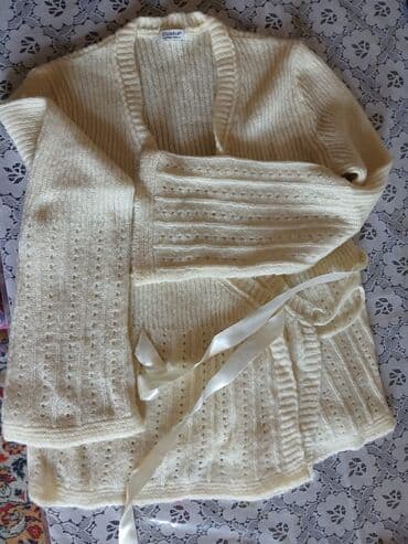 toxunma jaketler: Yüngül krem rəngli qadın kardiganı, rahatlıq və zəriflik üçün nəzərdə — 1