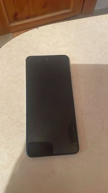 Məhsul: smartfon - Rəng: mavi-bənövşəyi gradient arxa panel - Korpus