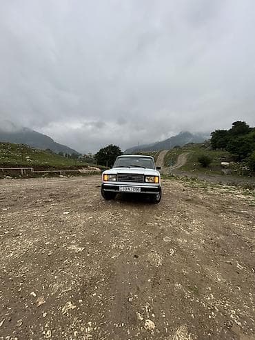 kardan: VAZ 2107 sedan – ağ rəng, 4 qapı, arxa ötürücülü klassik model. Xarici — 3