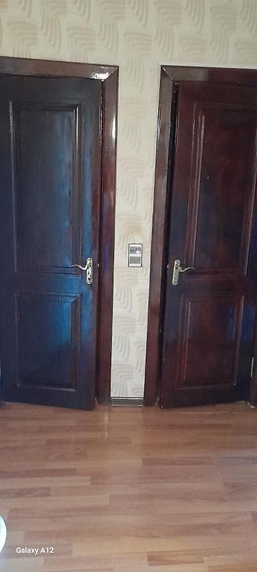 Şüşəli qapılardan 4 ədəd var,digər qapıdan isə 1 ədəd hər biri 30 AZN — 2