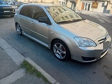 Toyota Corolla hatchback (E120). Gümüşü rəng, 5 qapı, 5 nəfərlik — 5