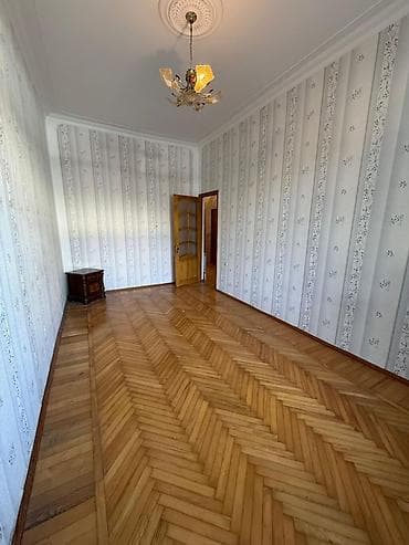 celilabadda kiraye evler: 26cı məhəllər 4/1 orta ev 3otaq stalinka kirayə verilir Evdə — 8