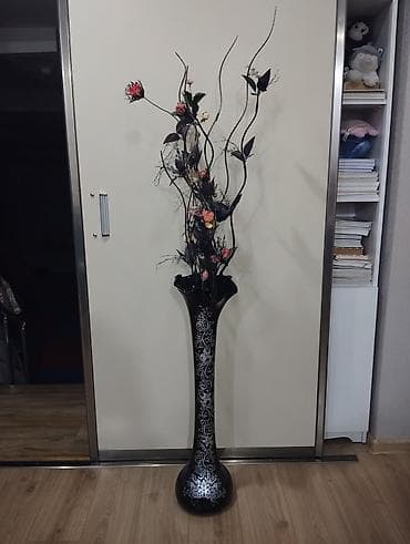 Güzgülər: Zərif dekorativ kompozisiya: hündür vazada süni güllər - Hündür, qara — 1