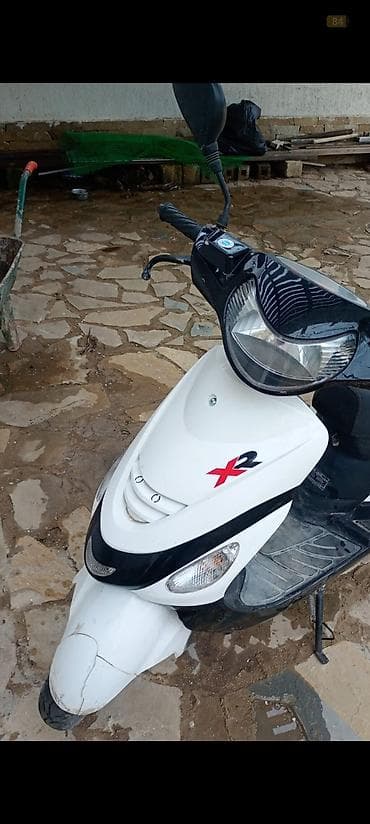 tempra sükan: Satılır: Ağ-qara rəngdə şəhər tipli skuter 5 ayindir her bir senesi — 2