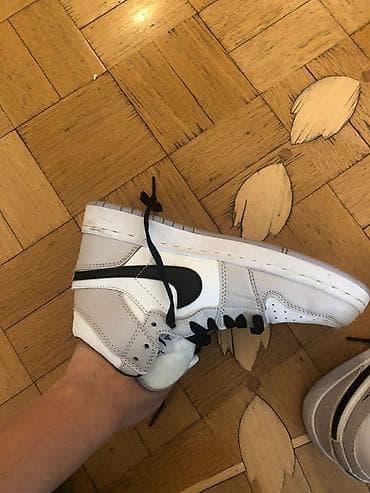 Nike Ağ–boz rəng kombinində, qara “Swoosh” loqolu yüksək boğazlı — 4