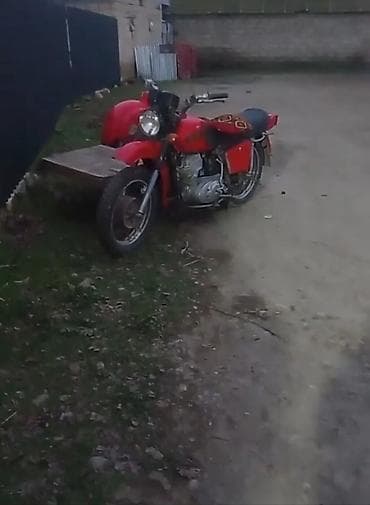 - Qırmızı rəngli üçtəkərli motosiklet (yan qoşqulu) - Yan qoşqulu