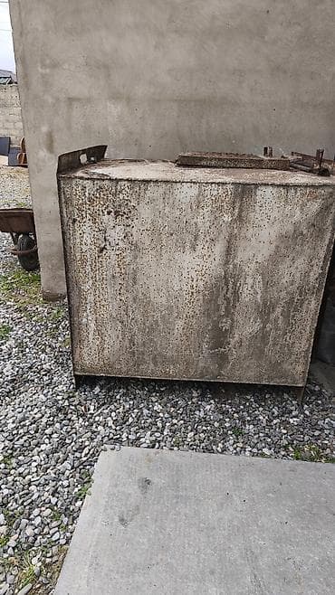 1 tonluq bak: - Material: qalın divarlı polad - Forması: düzbucaqlı, yerüstü — 1
