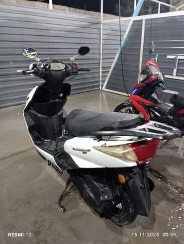 Ağ rəngli şəhər skuteri - Kuzov: aqressiv dizaynlı ön panel, ikili — 7