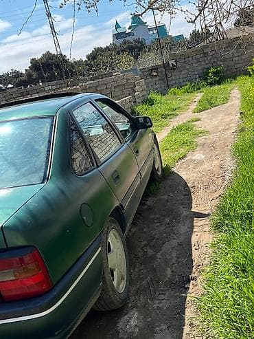 радиатор охлаждения опель вектра б: Opel Vectra A, 4 qapılı sedan, yaşıl rəng. - Kuzov: orijinal Opel — 4