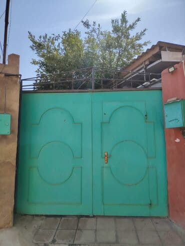 Bu iki mərtəbəli ev, kərpic və suvaq fasadın birləşməsi ilə